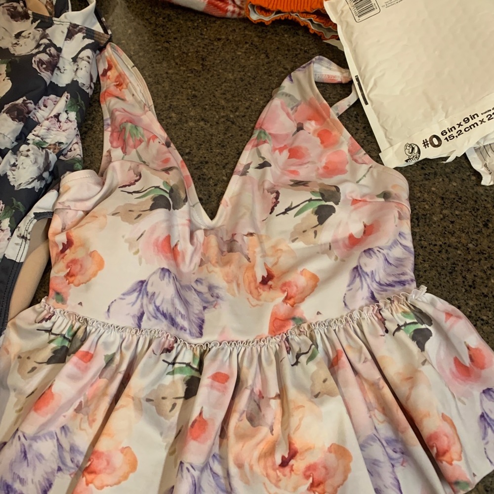 Kortni Jeane floral vneck peplum size Medium